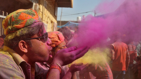 Miles de indios celebran cada año el Festival de los colores, apodado Holi, para dar la bienvenida a la primavera. Estado de Uttar Pradesh, India. REUTERS/Rupak De Chowdhuri