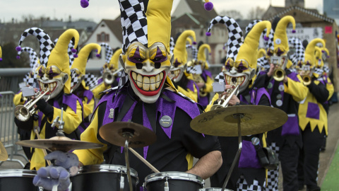 Un grupo de personas participa en un desfile durante el primer día del carnaval de Basilea o "Drey scheenschte Daeaeg" (los tres días más lindos del año) en Basilea (Suiza) hoy, 15 de febrero de 2016. Los festejos, que duran tres días, se i