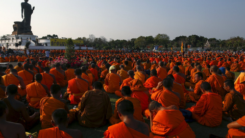 Monjes budistas participan en una protesta contra la interferencia del Estado en los asuntos religiosos en un templo en la provincia de Nakhon Pathom en las afueras de Bangkok, Tailandia, 15 de febrero de 2016. REUTERS / Athit Perawongmetha