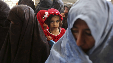 Prisioneras afganas abandonan la cárcel tras una orden del presidente del país, Ashrad Ghani, hoy, en Herat. Ghani ordenó la puesta en libertad de 130 presos, 17 de ellos mujeres, condenados por delitos menores, con motivo del 27 aniversari