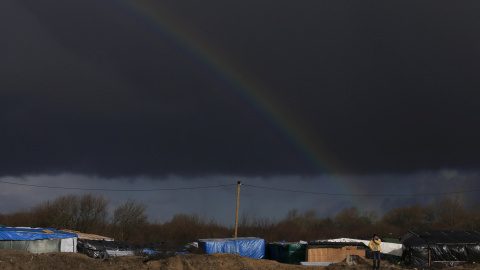 Un arcoiris se ve por encima de "la Jungla" el campo de refugiados en Calais, Francia. 15 de febrero de 2016. REUTERS/Pascal Rossignol