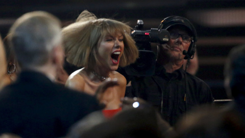 Taylor Swift reacciona después de enterarse de que Ed Sheeran había ganado el Grammy de la canción del año en la 58ª edición de los Grammy en Los Ángeles, California, anoche. REUTERS / Mario Anzuoni