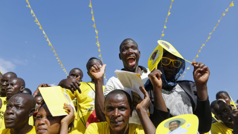 Cientos de seguidores del actual presidente de Uganda, Yoweri Museveni, asisten a su último mitín de campaña en Kampala (Uganda) hoy, 16 de febrero de 2016. La Policía ugandesa disparó ayer a seguidores del principal candidato de la oposici