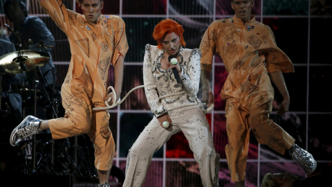 Lady Gaga actúa en los Grammy haciendo un tributo al fallecido David Bowie en Los Ángeles, California. REUTERS / Mario Anzuoni
