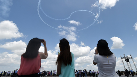 El equipo de acrobacia de las Águilas Negras de Corea del Sur realiza una exhibición aérea formando el logotipo del Ying y Yang durante el Salón Aeronáutico de Singapur en el centro de exposiciones de Changi en Singapur el 16 de febrero de 