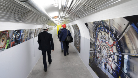 Vista de varios técnicos en el interior del túnel del Gran Acelerador de Hadrones (LHC) del CERN (Centro Europeo de Física de Partículas), durante una visita de la prensa en Meyrin (Suiza) hoy, 16 de febrero de 2016. El LHC es el mayor y má