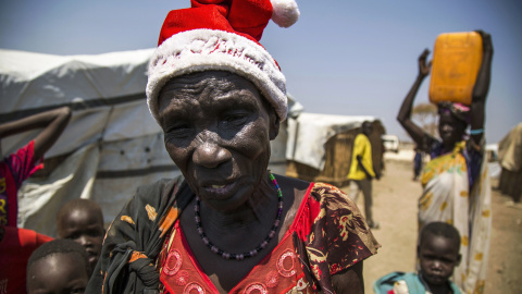 Nyakier Kuong, una mujer desplazada de Bentiu, se encuentra en el sitio de protección de civiles (PoC) en Bentiu, Sudán del Sur. Nyakier, que ha estado viviendo en el PoC desde 2014, recibió este sombrero de su hija las navidades pasadas y 