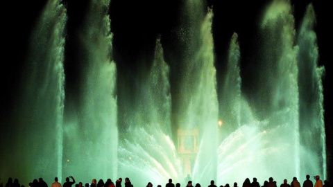 Fuentes Mágicas de Montjuic iluminadas de verde para celebrar el día de San Patricio.EFE/Quique García