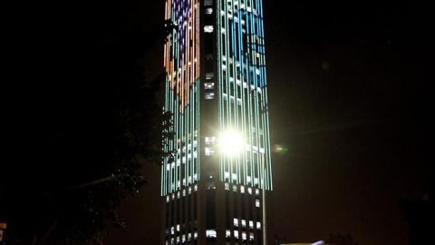 Vista de la torre Colpatria de Bogotá, Colombia, iluminada de verde con motivo del día de San Patricio. EFE/Mauricio Dueñas Castañeda