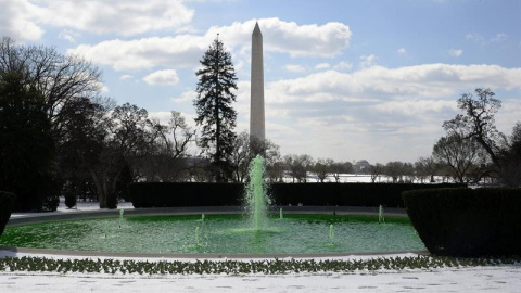 Vista del agua teñida de verde de una de las fuentes de la Casa Blanca con motivo del día de San Patricio en Washington, Estados Unidos.EFE/Oliver Douliery