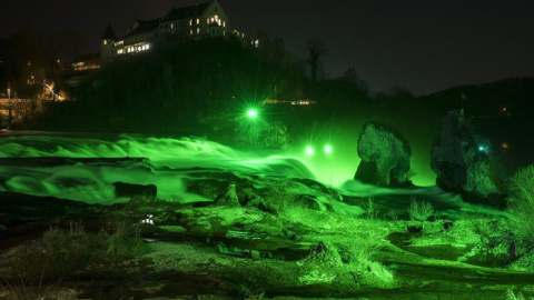Vista de un espectáculo con luces verdes durante las celebraciones del Día de San Patricio en Neuhausen am Rheinfall, Suiza. EFE/Ennio Leanza