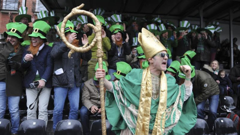 Varias personas disfrazadas participan en la la festividad de San Patricio. EFE/Aidan Crawley