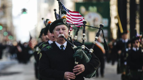 Gaiteros en el  desfile de San Patricio en Nueva York (EEUU). EFE/Alba Vigaray