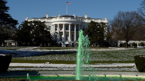 Una de las fuentes de la Casa Blanca (EEUU) tiñe sus aguas de verde. EFE/Oliver Douliery