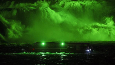 Vista de un barco delante de un espectáculo con luces verdes durante las celebraciones a vísperas del Día de San Patricio en Neuhausen am Rheinfall, Suiza.EFE/ Ennio Leanza