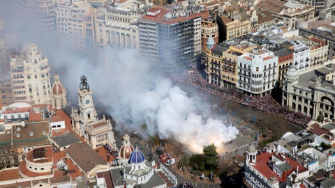 Vista general de la Mascletá disparada a cargo de Pirotecnia Valenciana, en la plaza del Ayuntamiento durante las Fallas 2017 en Valencia. EFE/Kai Försterling