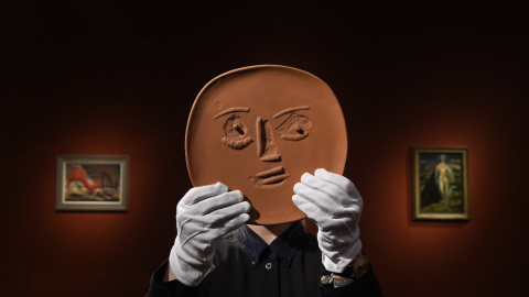 Las obras de la antigua casa familiar en Londres del músico británico Sting y su esposa, la actriz británica Trudie Styler, son exhibidas antes de la subasta en Christie en Londres. REUTERS/Toby Melville