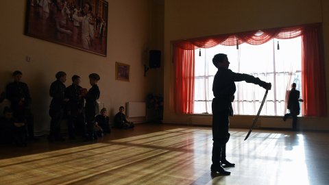 Un estudiante de la Escuela de Cadetes Presidencial de Moscú realiza una exhibición con un sable en el pasillo de la escuela. AFP PHOTO/VASILY MAXIMOV