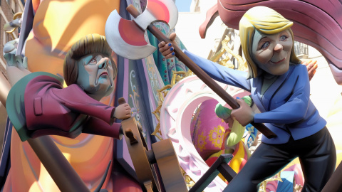 La canciller Angela Merkel y la líder del Frente Nacional Francés Marine Le Pen caricaturizadas durante el festival de las fallas. REUTERS/Heino Kalis