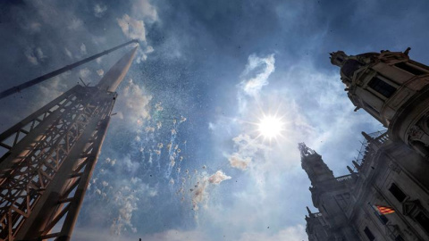 El cuerpo de la Falla municipal, preside el disparo de la mascletá, a cargo de Pirotecnia Valenciana, en la plaza del Ayuntamiento. EFE/Manuel Bruque