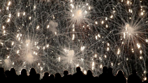 Miles de personas se congregaron para contemplar la Nit del Foc. EFE/Brenda Canatelli