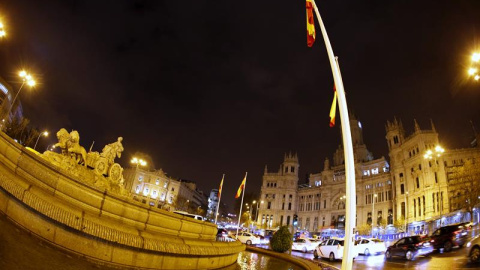 El Palacio y la fuente de Cibeles durante la Hora del Planeta. EFE/Javier Lizón