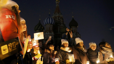 Ecologistas celebran la Hora del Planeta en Moscú. De fondo la Catedral de San Basilio con sus luces apagadas. REUTERS/ Maxim Shemetov