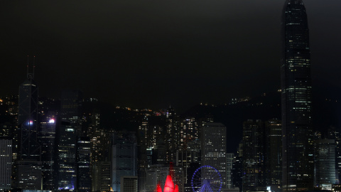 Parte de la ciudad de Hong-Kong apagó sus luces durante La Hora del Planeta. REUTERS/Bobby Yip