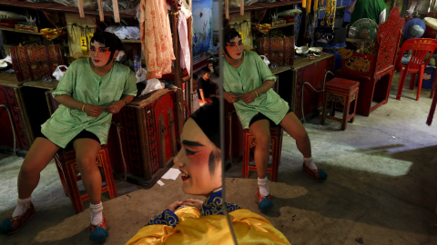 Los acores chinos de ópera descansan en el camerino durante la actuación en el barrio chino de Bangkok. REUTERS/Jorge Silva