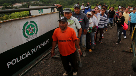 Varias personas esperan para reconocer los cadáveres en el cementerio de Mocoa. Más de 200 personas han muerto en la avalancha ras el desborde de tres ríos al sur de Colombia.- REUTERS/Jaime Saldarriaga