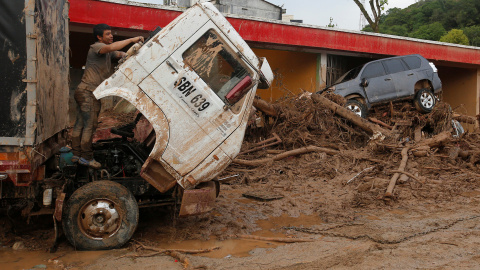 Un hombre trabaja en su camión, destrozado por la avalancha en Mocoa. Más de 200 personas han muerto en la tragedia en Colombia.- REUTERS