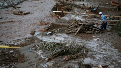 Un hombre busca sus pertencias entre los escombros de Mocoa. Más de 200 personas han muerto en la avalancha ras el desborde de tres ríos al sur de Colombia.- REUTERS/Jaime Saldarriaga