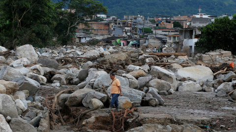 Un hombre recorre los escombros de Mocoa. Más de 200 personas han muerto en la avalancha ras el desborde de tres ríos al sur de Colombia.- REUTERS/Jaime Saldarriaga