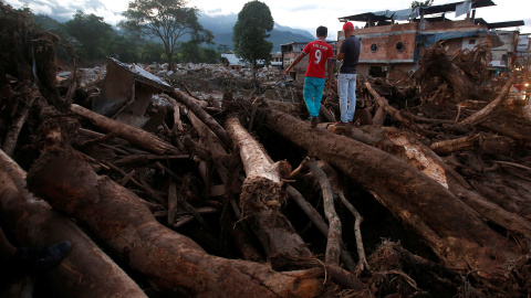 Dos personas observan los escombros de Mocoa. Más de 200 personas han muerto en la avalancha ras el desborde de tres ríos al sur de Colombia.- REUTERS/Jaime Saldarriaga