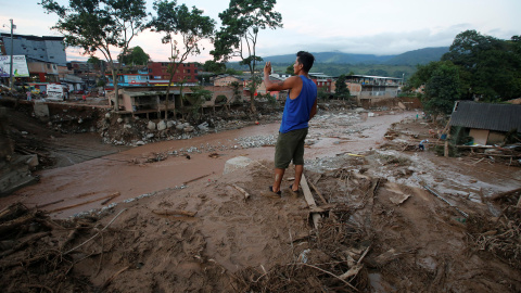 Un hombre observa los escombros de Mocoa. Más de 200 personas han muerto en la avalancha ras el desborde de tres ríos al sur de Colombia.- REUTERS/Jaime Saldarriaga
