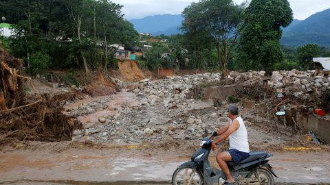 Piedras y lodo anegan los ríos del Putumayo, el departamento afectado por la avalancha tras el desborde de tres ríos al sur de Colombia, que ha provocado más de 200 muertos y 220 desaparecidos.- REUTERS/Jaime Saldarriaga