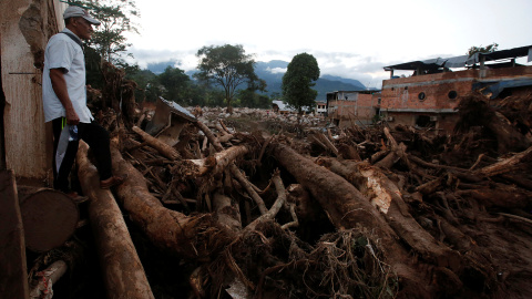 Un hombre observa los escombros de Mocoa. Más de 200 personas han muerto en la avalancha ras el desborde de tres ríos al sur de Colombia.- REUTERS/Jaime Saldarriaga