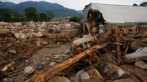 Un hombre, entre los escombros de Mocoa. Más de 200 personas han muerto en la avalancha ras el desborde de tres ríos al sur de Colombia.- REUTERS/Jaime Saldarriaga