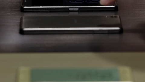 Un vigilante ante un cartel del nuevo Galaxy S7 en la jornada inaugural del Congreso Mundial de Móviles.- EFE