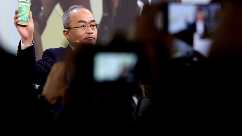 El presidente de Sony Mobile, Hiroki Totoki, muestra el nuevo Sony Xperia X esta mañana en el Congreso Mundial de Móviles.- EFE