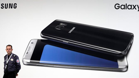 Un vigilante ante un cartel del nuevo Galaxy S7 esta mañana en la jornada inaugural del Congreso Mundial de Móviles.- EFE