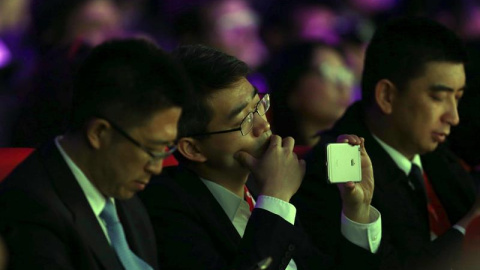 Congresistas siguen la sesión de apertura del Congreso Mundial de Móviles.- EFE