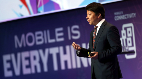 El director general de Huawei Guo Ping durante su conferencia en el Congreso Mundial. EFE/Toni Albir