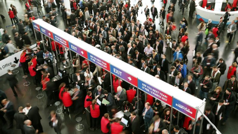Varias personas durante el Congreso Mundial de Móviles. EFE/Andreu Dalmau