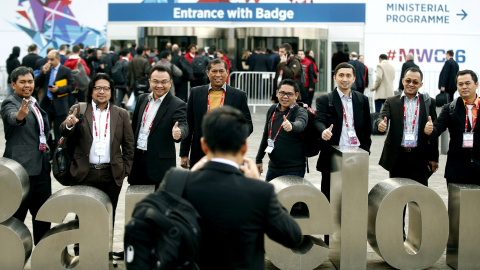 Varias personas se fotografían antes de visitar el Congreso Mundial de Móviles. EFE/Andreu Dalmau