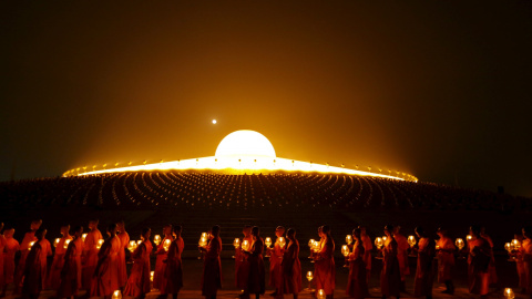 Monjes budistas rezan en el templo de Wat Phra Dhammakaya durante una ceremonia el Día de Magha Bucha en la provincia de Pathum Thani, al norte de Bangkok. REUTERS/Jorge Silva