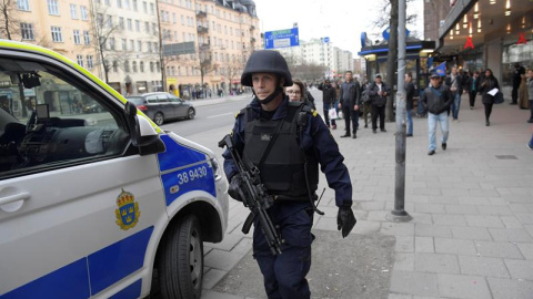 Miembros de las fuerzas especiales se despliegan en la zona del Fridhemsplan en el centro de Estocolmo.  Stefan Löfven. EFE/Maja Suslin