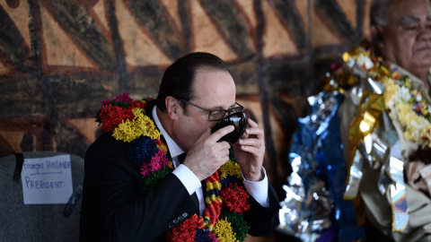 El presidente francés, Francois Hollande Kava durante una ceremonia la isla de Wallis, en el océano Pacífico. STEPHANE DE SAKUTIN/AFP