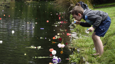 Niños soplan burbujas al lado del río Avon con motivo del quinto aniversario del terremoto de Christchurch. AFP PHOTO/MARTY MELVILLE