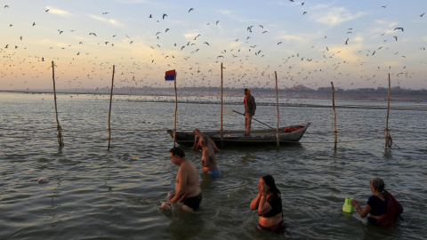 Devotos hindúes toman un baño en Sangam en el último día de la fiesta religiosa anual de Magh Mela en Allahabad, India. REUTERS/Jitendra Prakash